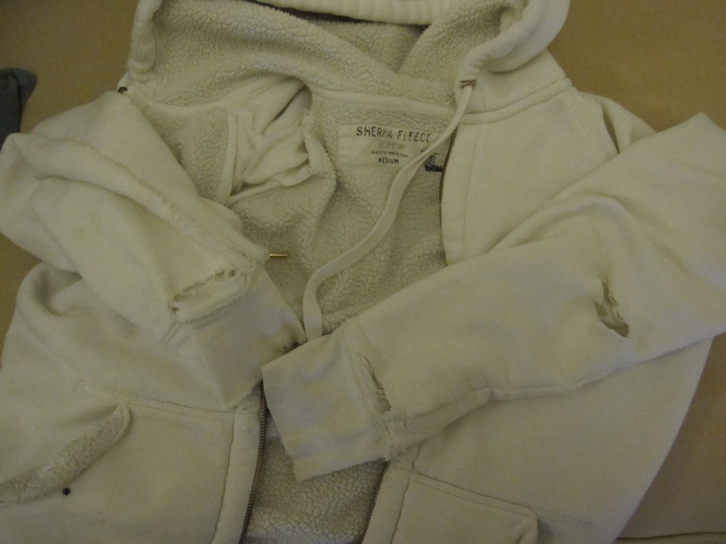 white hooded sweaaaaaaaat shirt